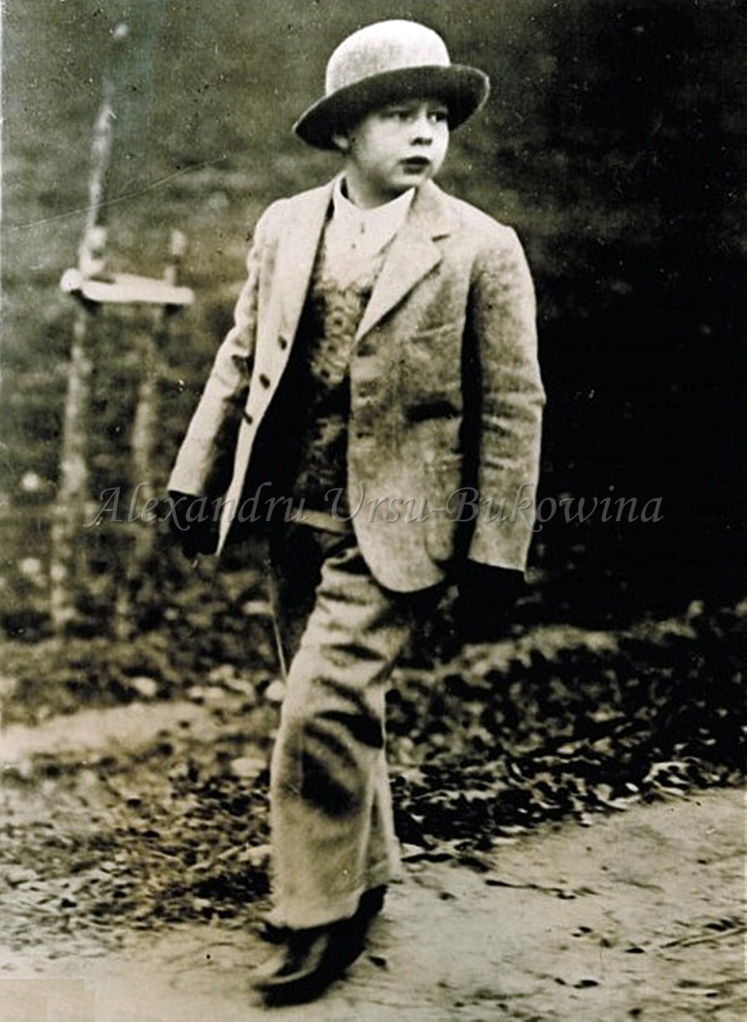 1929 - Printul Mihai in gradina din Parcul Palatului Regal